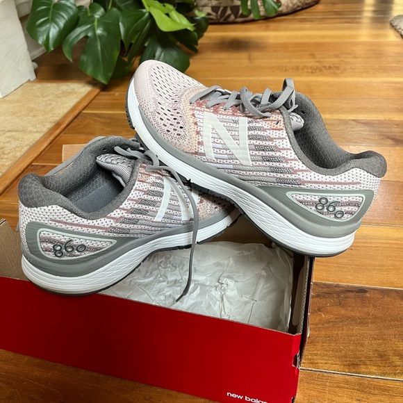 Women’s New Balance 860v9 running size 9.5 Wide - Picture 2 of 8